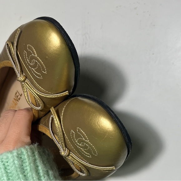 CHANEL Metallic Gold Ballet Flats - Picture 2 of 10